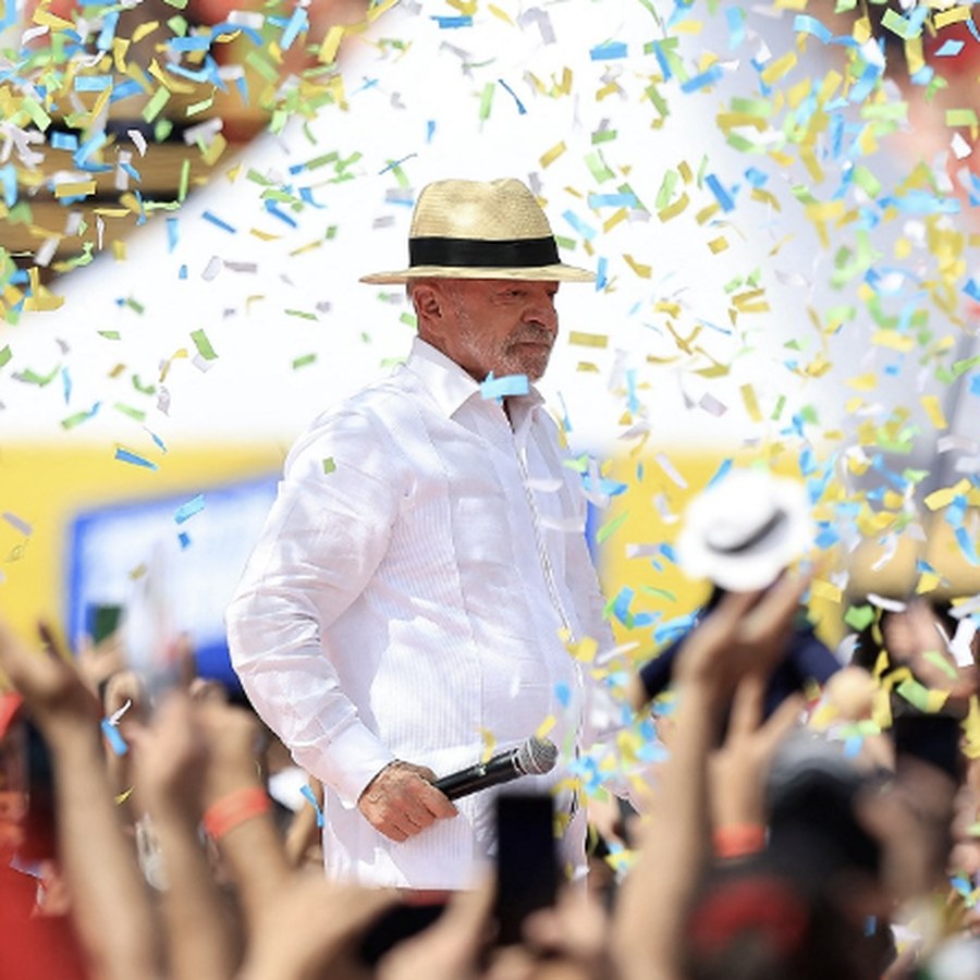 Lula entre confeti