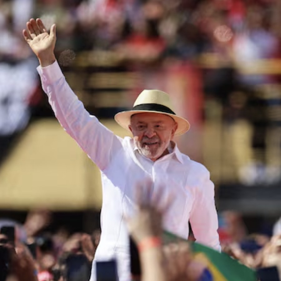 Lula saluda a la multitud